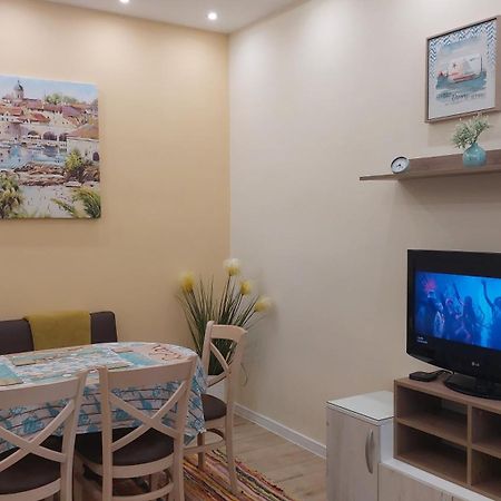 Апартамент Pink & Blue - 2Bdr With Balcony - Wi-Fi Varna Exterior photo