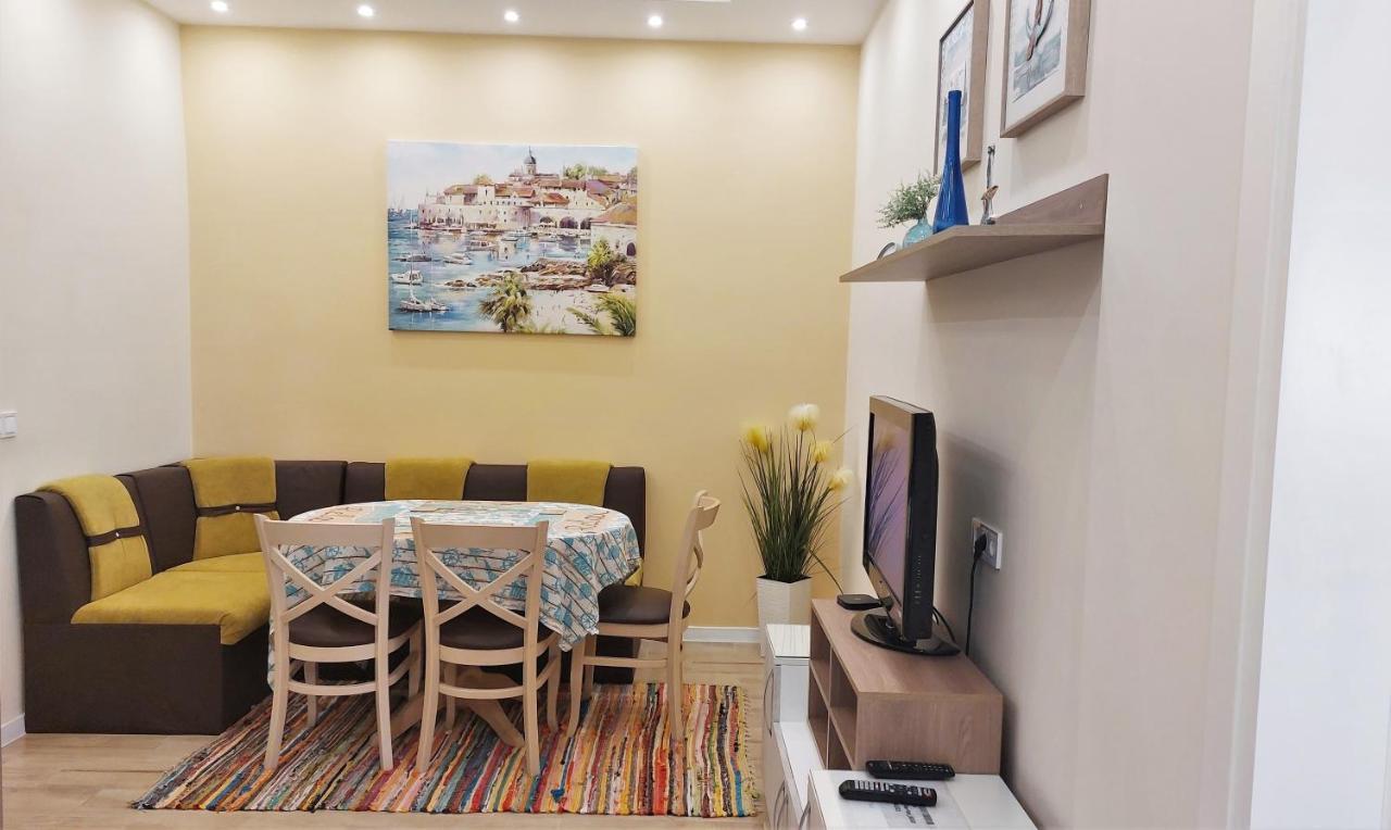 Апартамент Pink & Blue - 2Bdr With Balcony - Wi-Fi Varna Exterior photo