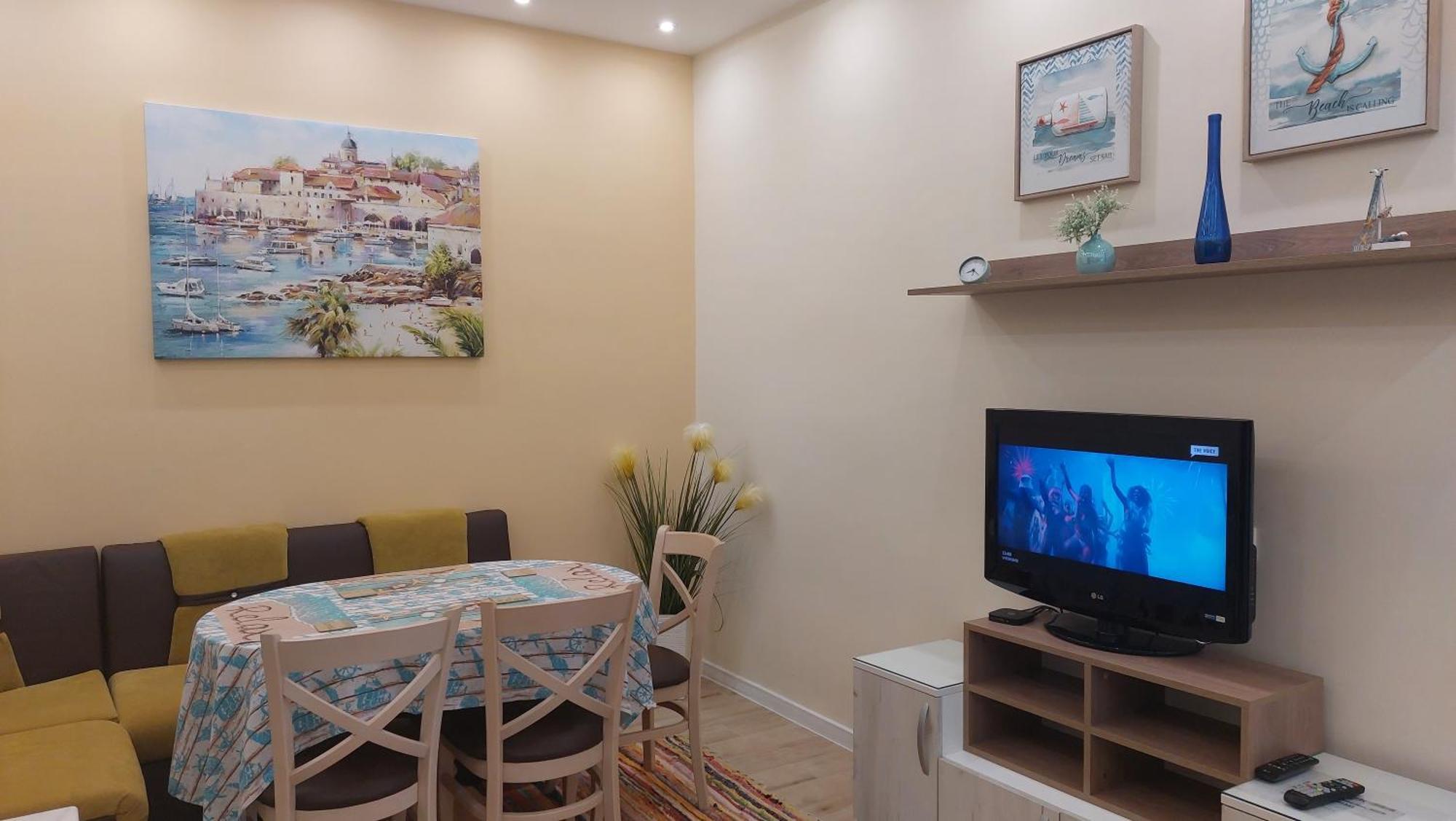 Апартамент Pink & Blue - 2Bdr With Balcony - Wi-Fi Varna Exterior photo